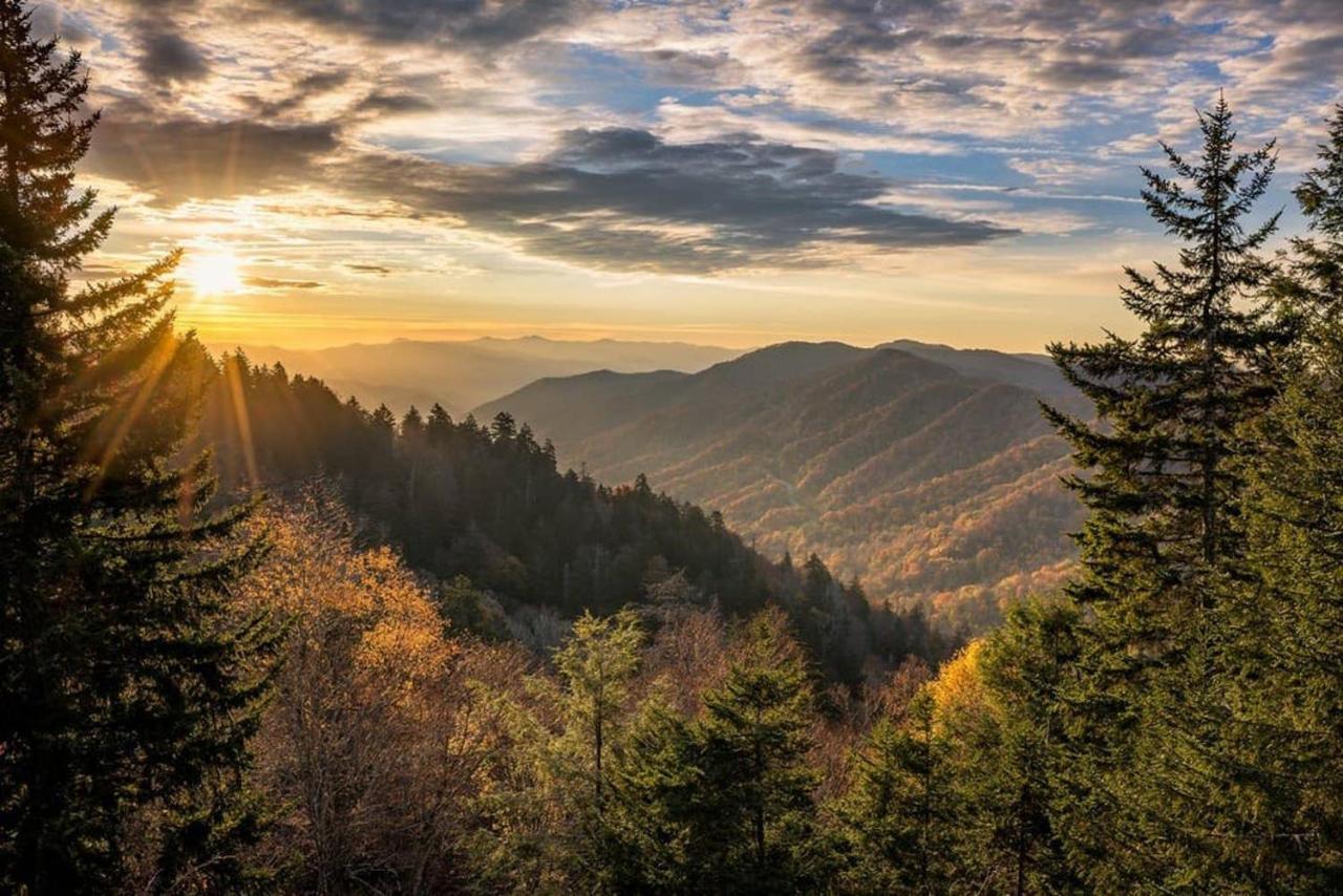 Sky High Views!!-Peak Mountaintop-Outdoor Pool-Close To Downtown-Private Balcony-Wifi-Cable Gatlinburg Eksteriør bilde