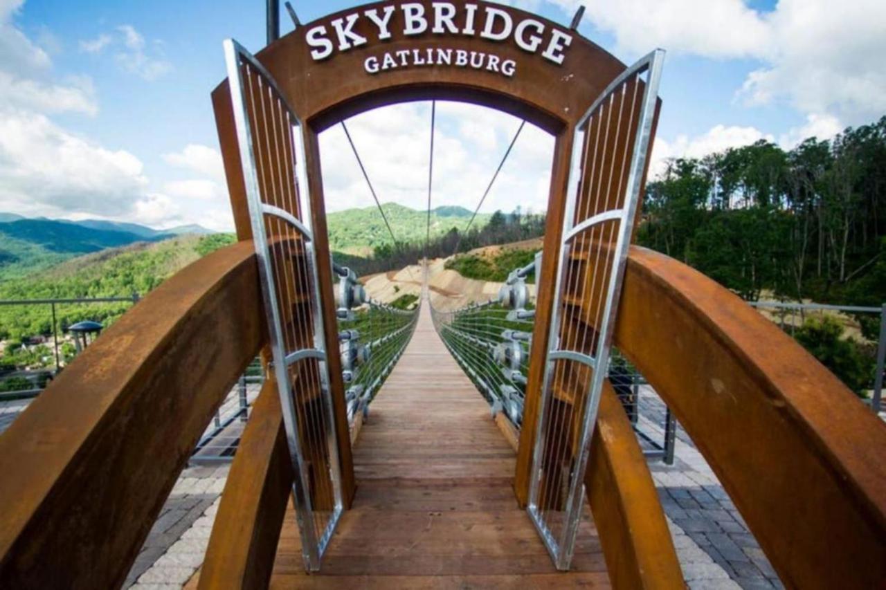 Sky High Views!!-Peak Mountaintop-Outdoor Pool-Close To Downtown-Private Balcony-Wifi-Cable Gatlinburg Eksteriør bilde