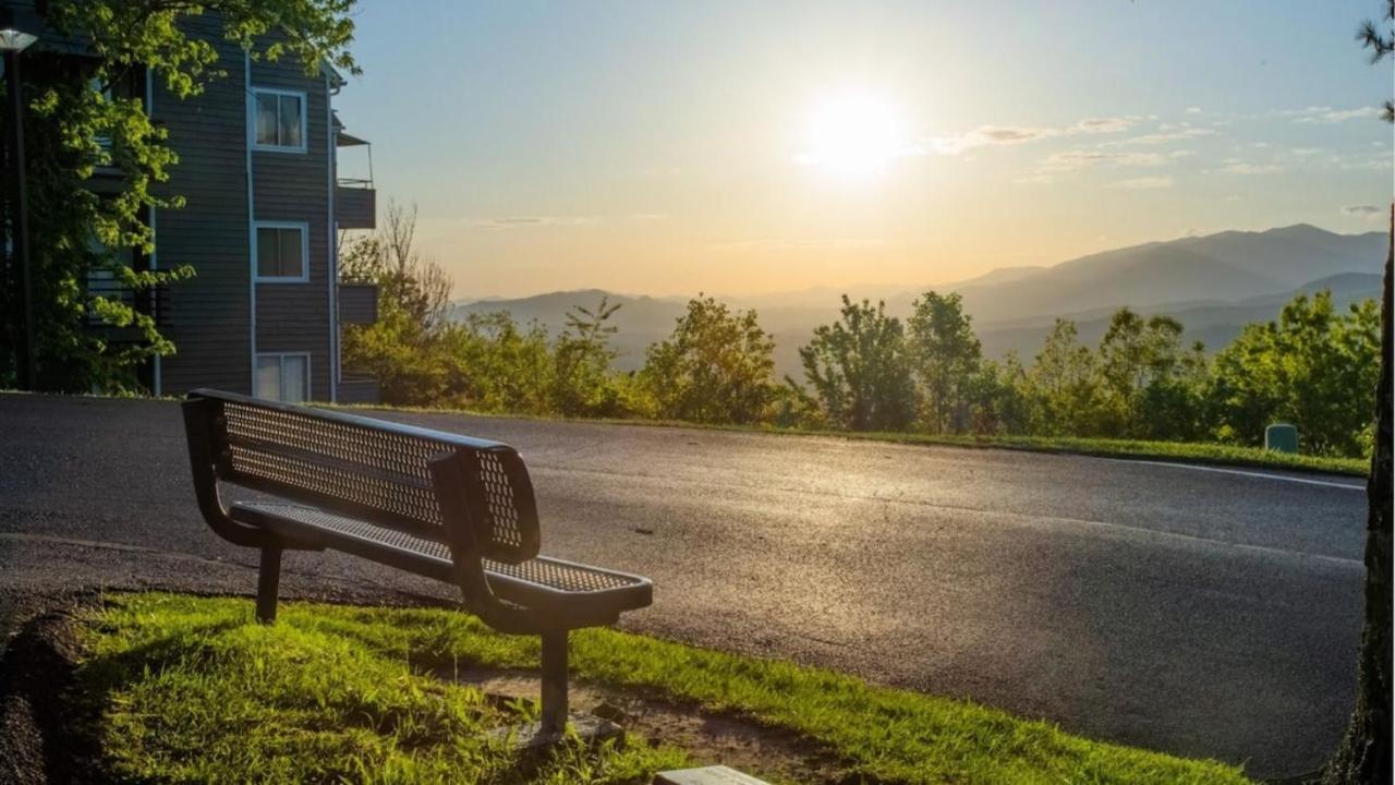 Sky High Views!!-Peak Mountaintop-Outdoor Pool-Close To Downtown-Private Balcony-Wifi-Cable Gatlinburg Eksteriør bilde